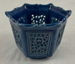 Cachepô em cerâmica esmaltada e vitrificada na cor azul. Medidas; 12 x 18 cm.