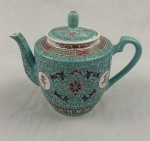 CHINA. Bule em porcelana chinesa esmaltada e policromada. Medindo: 13 x 14 x 25 cm.