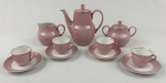 Mauá. Conjunto para café em porcelana esmaltado na cor rosa com filetes decorativos em ouro nas bordas e pegadores. Composto de  01 Bule para café com tampa, 01 Açucareiro com tampa e alças laterais, 1 leiteira, 4 xícaras para café com seus pires. Desgaste na douração dos frisos de ouro e em partes da pintura rosa.