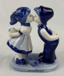 Bibelô em porcelana estilo holandês em porcelana azul e branca. Medindo:12 x 10 x 5 cm.