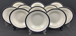 Thomas Hughes & Son Ltd, Staffordshire, Inglaterra - Selo `Unicorn Trade Mark`, c. 1910–1930. Onze pratos fundos em faiança Inglesa, esmaltado na cor branca e decorado com filetes duplos em azul-cobalto nas bordas Padrão Bleu Mazarine / Blue de Roi. Manufatura no verso. Medindo: 3 x 23 cm. Craquelê.