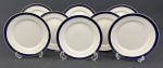 Thomas Hughes & Son Ltd, Staffordshire, Inglaterra - Selo `Unicorn Trade Mark`, c. 1910–1930. Oito pratos para sobremesa em faiança Inglesa, esmaltado na cor branca e decorado com filetes duplos em azul-cobalto nas bordas Padrão Bleu Mazarine / Blue de Roi. Manufatura no verso. Medindo: 18 cm.