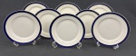 Thomas Hughes & Son Ltd, Staffordshire, Inglaterra - Selo `Unicorn Trade Mark`, c. 1910–1930. Oito pratos para sobremesa em faiança Inglesa, esmaltado na cor branca e decorado com filetes duplos em azul-cobalto nas bordas Padrão Bleu Mazarine / Blue de Roi. Manufatura no verso. Medindo: 18 cm. Craquelê