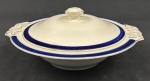 Thomas Hughes & Son Ltd, Staffordshire, Inglaterra - Selo `Unicorn Trade Mark`, c. 1910–1930. Sopeira em faiança Inglesa, esmaltado na cor branca e decorado com filetes duplos em azul-cobalto nas bordas Padrão Bleu Mazarine / Blue de Roi. Manufatura no verso. Medindo: 11 x 23 cm. Craquelê e leves manchas.