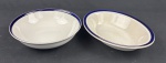 Thomas Hughes & Son Ltd, Staffordshire, Inglaterra - Selo `Unicorn Trade Mark`, c. 1910–1930. Duas saladeiras em faiança Inglesa, esmaltado na cor branca e decorado com filetes duplos em azul-cobalto nas bordas Padrão Bleu Mazarine / Blue de Roi. Manufatura no verso. Medindo: 5,5 x 21 cm e 5 x 19 x 26 cm. Manchas e craquelê