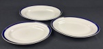 Thomas Hughes & Son Ltd, Staffordshire, Inglaterra - Selo `Unicorn Trade Mark`, c. 1910–1930. Três travessas em faiança Inglesa, esmaltado na cor branca e decorado com filetes duplos em azul-cobalto nas bordas Padrão Bleu Mazarine / Blue de Roi. Manufatura no verso. Medindo:20 x 29 cm à 24 x 34 cm. craquelê.