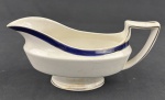 Thomas Hughes & Son Ltd, Staffordshire, Inglaterra - Selo `Unicorn Trade Mark`, c. 1910–1930. Molheira em faiança Inglesa, esmaltado na cor branca e decorado com filetes duplos em azul-cobalto nas bordas Padrão Bleu Mazarine / Blue de Roi. Manufatura no verso. Medindo: 10 x 10 x 21,5 cm. Manchas e craquelê.