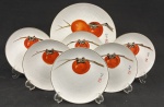 SHOFU CHINA. Japan. Conjunto para sobremesa em porcelana japonesa esmaltada e policromada, composto por sete peças, sendo prato de bolo e 6 pratos para sobremesa. Medindo: 26 cm e 17 cm.