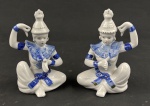 Duas estatuetas em porcelana oriental, medindo; 14 x 9 x 6 cm.