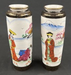 Dois vasos em porcelana, decoração policroma de motivos orientais, altura de 25cm e diâmetro 8,5 cm.