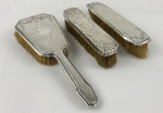Mappin & Webb e Sterling. Conjunto de três escovas para toilette em prata inglesa. Medindo: 16 x 4 cm, 18 x 5 cm e 24 x 9 cm.