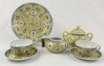 Conjunto para chá, confeccionado em porcelana chinesa esmaltada, apresenta a paleta Famille Jaune (fundo amarelo imperial), decorada com motivos florais estilizados e ramagens em policromia com relevo, as bases apresentam a marca de manufatura carimbada em selo vermelho. Compost: 02 Xícaras para chá com pires, 01 açucareiro com tampa: 11 x 16 cm, 01 cremeira; 5 x 15 cm, 01 prato maior (prato): 23 cm. Uma xícara com defeito de fabrica.