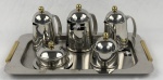 Nova Metal - Jogo para café e chá com bandeja em metal prateado e dourado. SEM USO. Bandeja -28x44 cm, Bule 1- 15x13 cm; Bule 2 - 14x12 ; Bule 3- 14x13cm; Açucareiro - 9x9cm e manteigueira- 7x9 cm