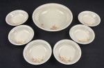 SCHMIDT IVORY CHINA. Serviço para sobremesa em porcelana com 7 peças: uma travessa funda e 6 bowls. Med. 25 x 6 cm e 14 x 03 cm.