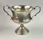 Pequeno troféu em prata inglesa. Contraste de Londres. Datado de 1956. Med. 11 x 08 cm Peso: 61 gramas.