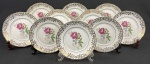 REAL, São Paulo. Dez pratos para sobremesa em porcelana de ótima qualidade e manufatura nacional, adornadas por ricos filetes à ouro e motivos florais. Manufatura no verso. Medindo: 19 cm.