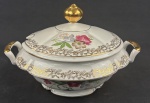 REAL, São Paulo. Sopeira em porcelana de ótima qualidade e manufatura nacional, adornadas por ricos filetes à ouro e motivos florais. Manufatura no verso. Medindo: 19 x 31 cm.