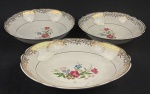 REAL, São Paulo. Três saladeiras em porcelana de ótima qualidade e manufatura nacional, adornadas por ricos filetes à ouro e motivos florais. Manufatura no verso. Medindo: 5,5 x 26 cm, 8 x  24 cm e 14 x 23 cm.