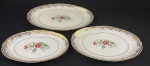 REAL, São Paulo. Três travessas em porcelana de ótima qualidade e manufatura nacional, adornadas por ricos filetes à ouro e motivos florais. Manufatura no verso. Medindo: 20x32 cm, 23x37cm e 24x41cm (maior com lasca)