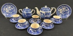 JAPÃO - Jogo de café estilo pombinho, composto por 6 xícaras para café com seus respectivos pires, 1 bule 1 açucareiro, Peças feitas em porcelana de manufatura oriental, adornadas por rico trabalho dito pombinho em azul cobalto. Bule (15x22 cm); Açucareiro (13x16 cm) (avaria). Peças com craquelê, 6 xícaras de café com manchas e uma de modelo diferente.