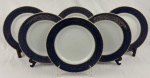 Trahl,Style Bavaria. Seis belíssimos pratos rasos em porcelana, esmaltada na cor branca, borda em azul cobalto com rica decoração de arabescos e volutas em ouro. Manufatura no verso. Medindo: 26 cm.