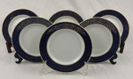Trahl,Style Bavaria. Seis belíssimos pratos fundos em porcelana, esmaltada na cor branca, borda em azul cobalto com rica decoração de arabescos e volutas em ouro. Manufatura no verso. Medindo: 3 x 22,5 cm.