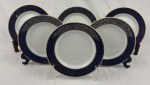 Trahl,Style Bavaria. Seis belíssimos pratos para sobremesa em porcelana, esmaltada na cor branca, borda em azul cobalto com rica decoração de arabescos e volutas em ouro. Manufatura no verso. Medindo: 19 cm. Um bicado.