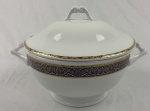 Trahl,Style Bavaria. Sopeira em porcelana, esmaltada na cor branca, borda em azul cobalto com rica decoração de arabescos e volutas em ouro. Manufatura no verso. Medindo: 22 x 30,5 x 25 cm.