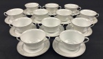 Schmidt, Voyage. Doze xícaras para consommé em porcelana esmaltada na cor branca, borda decorada e filetes em prata. Manufatura no verso