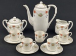 Japão. Conjunto para café em porcelana esmaltada e policromada com motivos florais e filetes em ouro. Composto de bule, leiteira, açucareiro e 5xícaras com 4 pires. Medindo: 18 x 16 cm.