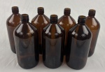 Grandes frascos de farmácia cilíndricos em vidro âmbar. Design cilíndrico alongado e robusto, com gargalo rosqueável rebaixado para tampa de encaixe. 07 frascos medindo aproximadamente 22 x 9 cm cada.