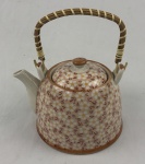 Chaleira em porcelana Japonesa ricamente decorado por motivos florais e alça em bambu. Mede; 13 x 16 cm / 20 cm altura com alça.