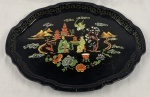 Bandeja Inglesa oval em metal esmaltado da manufatura britânica Baret Ware, apresentando decoração policromada com cenário oriental, figuras em trajes típicos sobre fundo negro. Apresenta desgastes arranhões e marcas do tempo. Medindo: 35x20cm, sem alça 20 x 20 cm.