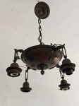 Lustre pendente antigo confeccionado em metal e bojo central em cobre, decorado com aplicações florais em relevo e braços ornamentais para 4 lâmpadas. Necessita de revisão preventiva para instalação segura; não acompanha cúpulas de vidro. 75x45cm.