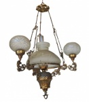 Lustre de teto com estrutura trabalhada em metal dourado ornamentado, apresentando três braços com globos e uma cúpula central em vidro satinê com lapidação artística. Medindo: 90x60cm.