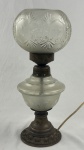Abajur estilo lamparina em vidro lapidado e metal, com cúpulas, fiação elétrica de época completa e funcional. 39cm altura.