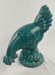 Escultura em porcelana, representando Galinha. Medindo; 35cm altura.