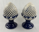 Par de pinhas em faiança esmaltada nas cores branco e azul. Medindo; 34 cm.