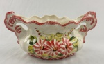 Floreira em cerâmica esmaltada e vitrificada, decoração floral. Medindo: 15 x 32 x 17 cm.