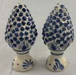 Par de pinhas cerâmica vitrificada e esmaltada nas cores azul e branco. Medindo:  25 cm.