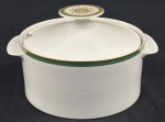 RENNER. Sopeira em porcelana nacional, esmaltado na cor branca, borda com listra verde e filetes em ouro. Manufatura no verso. Medindo:16 x 24 x 20 cm.