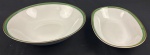 RENNER. Duas saladeiras em porcelana nacional, esmaltado na cor branca, borda com listra verde e filetes em ouro. Manufatura no verso. Medindo: 5,5 x 24 cm e 4 x 23 x 15 cm.