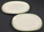 RENNER. Duas travessas em porcelana nacional, esmaltado na cor branca, borda com listra verde e filetes em ouro. Manufatura no verso. Medindo: 29 x 19 cm e 34 x 23 cm.