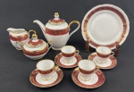 Barão do Rio Branco. Conjunto em porcelana nacional, esmaltado na cor branca, decorado com borda na cor bordô com rica decoração em ouro. Composto de bule, leiteira, açucareiro, prato de sobremesa e 4 xícaras de café. Manufatura no   x verso. Medindo: 17 x 20 cm, 8,5 x 12 cm, 10 x 14 cm e 19 cm.
