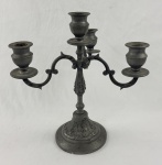 Candelabro em estanho com 4 braços. Medindo: 35 cm.