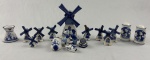 Conjunto de miniaturas em cerâmica estilo Delftware, tradicional da Holanda, composto por diversas peças decorativas em tons de azul e branco. Medindo: 5cm à 16 cm.