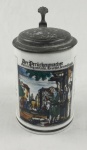 Caneca tipo Stein em porcelana esmaltada, com tampa metálica articulada. Medindo: 14 x 9 cm.