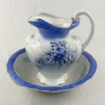 Antigo gomil em fina porcelana, pintada à mão, composto de bacia e jarra. Medindo: 32 x 27 cm e 10 x 41 cm. Pequeno restauro na bacia.