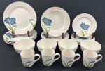 REAL. Conjunto em porcelana branca com acabamento em verniz de alto brilho e estampa floral com ilustrações botânicas da flor Amarilis (açucena) em tons de azul-marinho/celeste e hastes verdes. 19 peças. 4 pratos sobremesa (19 cm), 3 pratos fundos (4 x 24), 4 pratos rasos (26 cm), 4 tigelas (8 x 13 cm) e 4 canecas (9 x 8 cm).