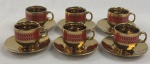 Conjunto em porcelana contendo 6 xícaras de café com 6 pires (Fine Porcelain) com acabamento esmaltado, com banho dourado em alto brilho, faixa superior decorativa em tom escuro (preto). Acondicionado em sua caixa original.